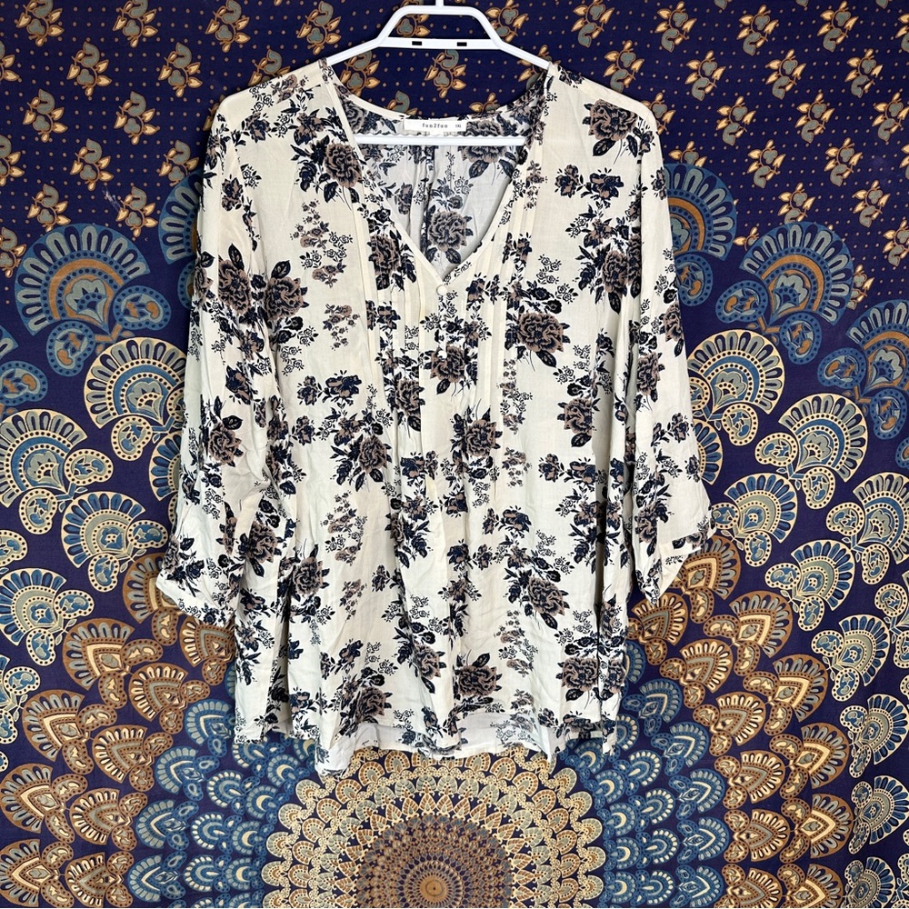 🦋5/20$🦋 Fun 2 Fun floral cream blouse